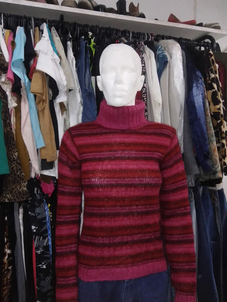 Sweater de mujer con cuello alto y diseño a rayas en tonos rojos y rosas, Ideal para el invierno, este sweater ofrece calidez y estilo.