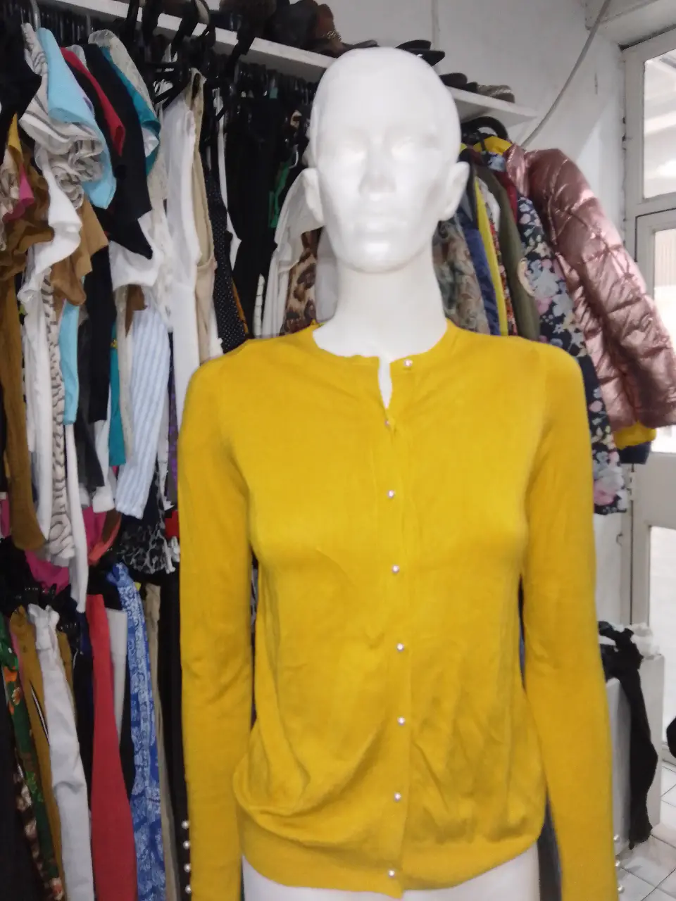 Cardigan amarillo de Zara Knit, con botones perlados en el frente y en las mangas. Ideal para un look casual y elegante.