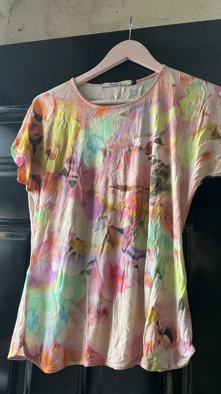 Remera de mujer con estampado floral en tonos pastel, de la marca Cacharel. Ideal para un look casual y fresco.