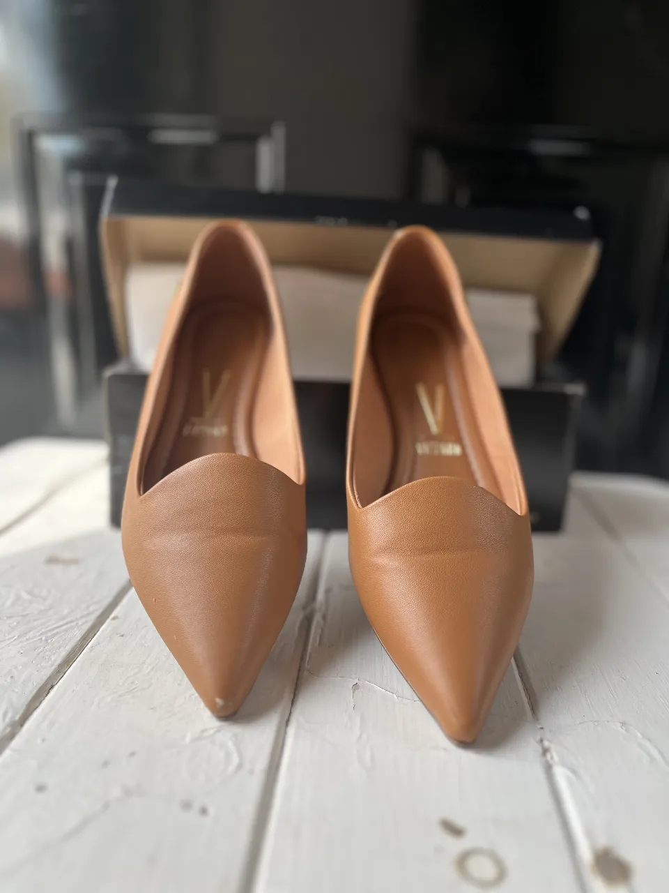 Ballerinas marrones de cuero sintético con punta fina. Ideales para un look elegante y cómodo.talla EUR 39/Bra 37/AR 38//industria brasilera único detalle en la punta de uno de ellos raspadito después tiene poco uso se nota en sus plantillas de adentro abrí las fotos 💞🫶👠👠👠