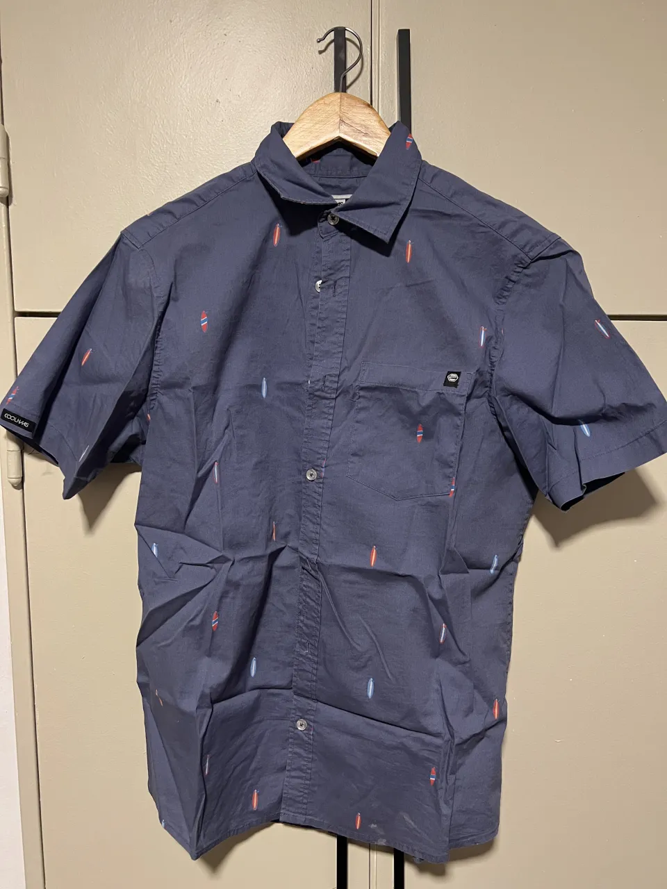 Camisa de manga corta con estampa de tablas de surf. Ideal para un look relajado y playero.
largo: 65
ancho axila a axila: 47
mangas: 22