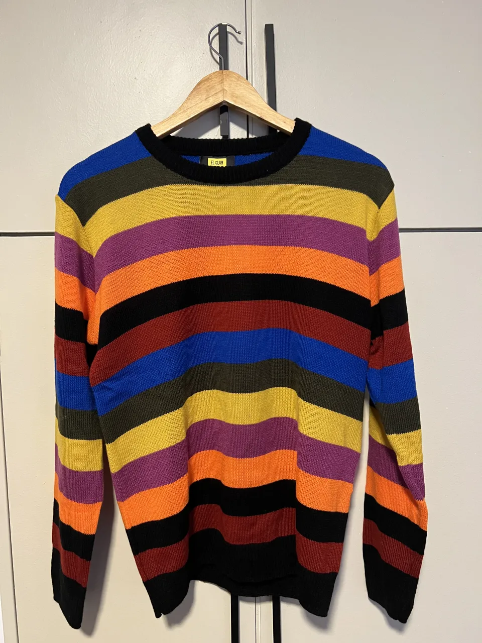 Sweater de lana a rayas multicolor, ideal para un look casual y divertido. Perfecto para los días frescos de otoño o primavera.
largo: 62
ancho axila a axila: 47
mangas: 55