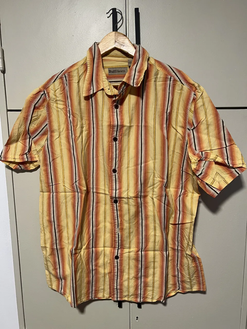 Camisa a rayas manga corta, ideal para un look casual y relajado. Perfecta para los días de calor.
largo: 68
ancho axila a axila: 58
mangas: 22
