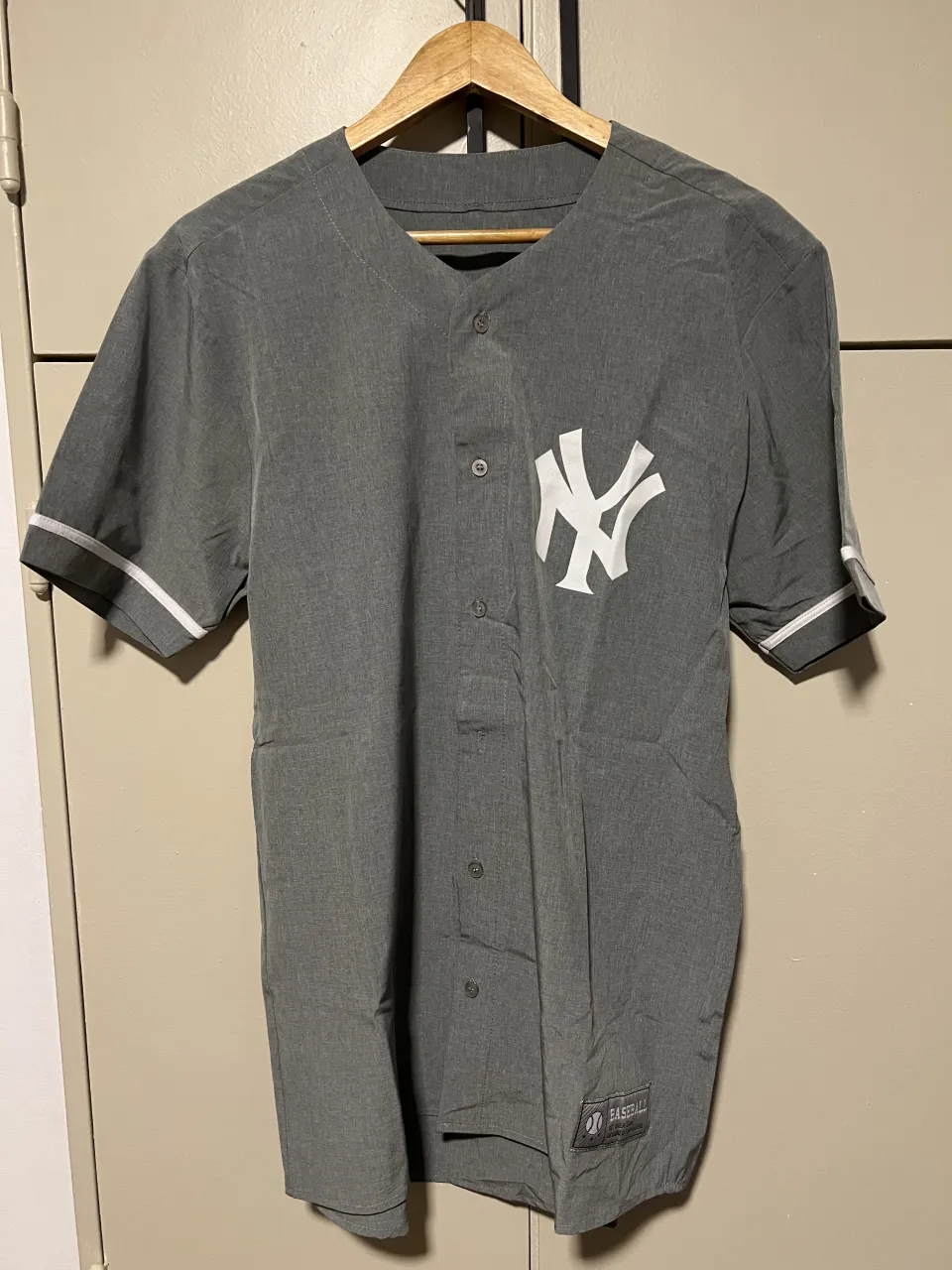 Remera de estilo beisbolera con el logo de los New York Yankees en el frente y el número 86 en la espalda. Diseño clásico y deportivo, ideal para fanáticos del equipo.
largo: 70
ancho axila a axila: 50
mangas: 20