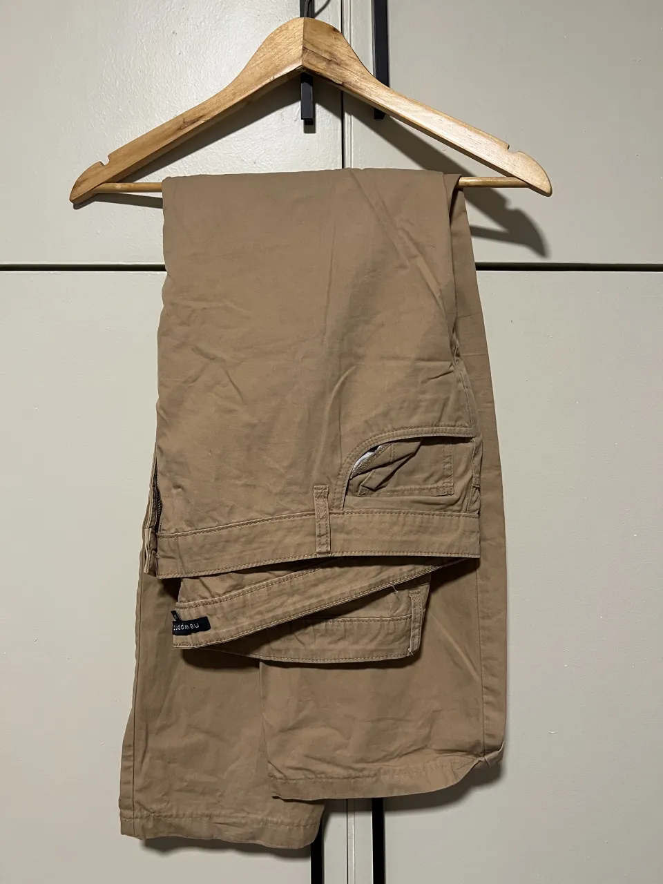 Pantalón recto de gabardina color tiza, ideal para un look casual y cómodo. Perfecto para el día a día o actividades al aire libre.