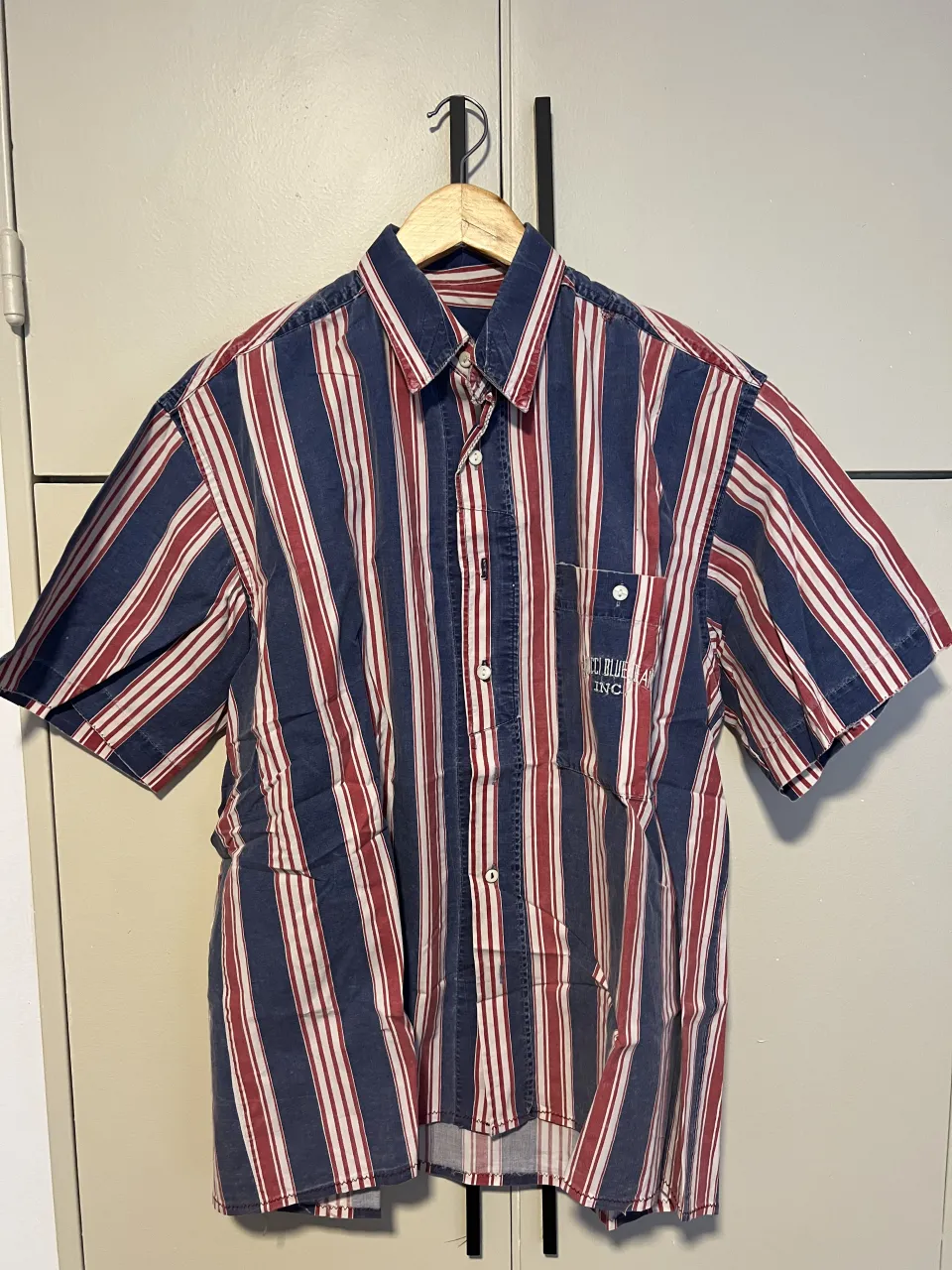 Camisa a rayas de manga corta, ideal para un look casual y relajado. Perfecta para los días de primavera y verano, combina fácilmente con jeans o bermudas.
largo a hombro: 65
ancho axila a axila: 58
mangas: 23