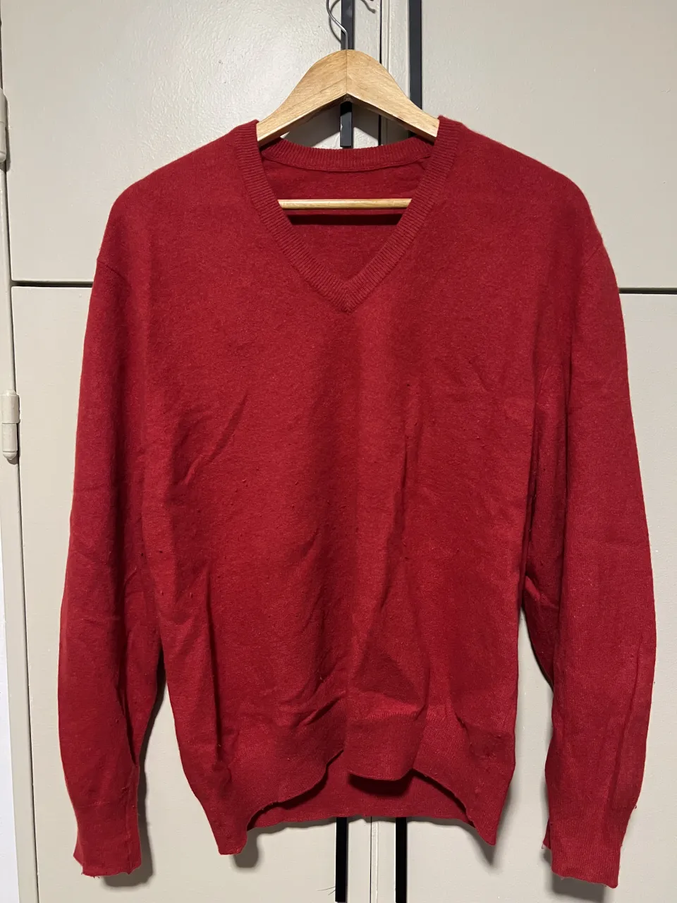 Sweater de lana color rojo, con cuello en V. Ideal para un look casual y abrigado.
largo: 62
ancho axila a axila: 52
mangas: 58