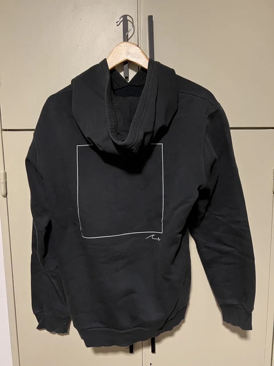 Buzo negro con capucha, estampa minimalista de un cuadrado blanco y firma. Ideal para un look casual y moderno.
largo: 60
ancho axila a axila: 54
mangas: 54