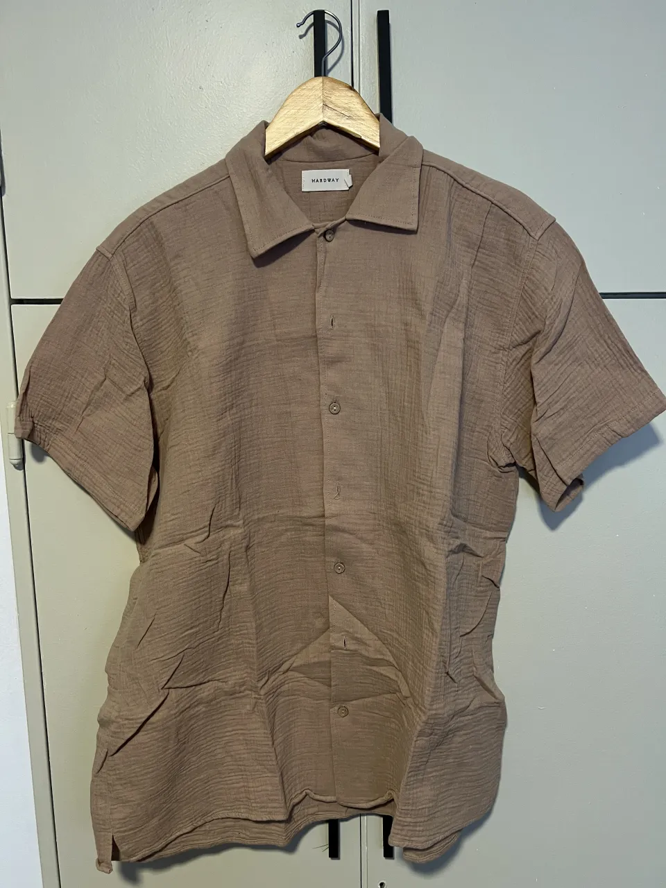 Camisa manga corta, color tiza. Ideal para un look casual y fresco.
largo a hombro: 70
ancho axila a axila: 55
mangas: 20