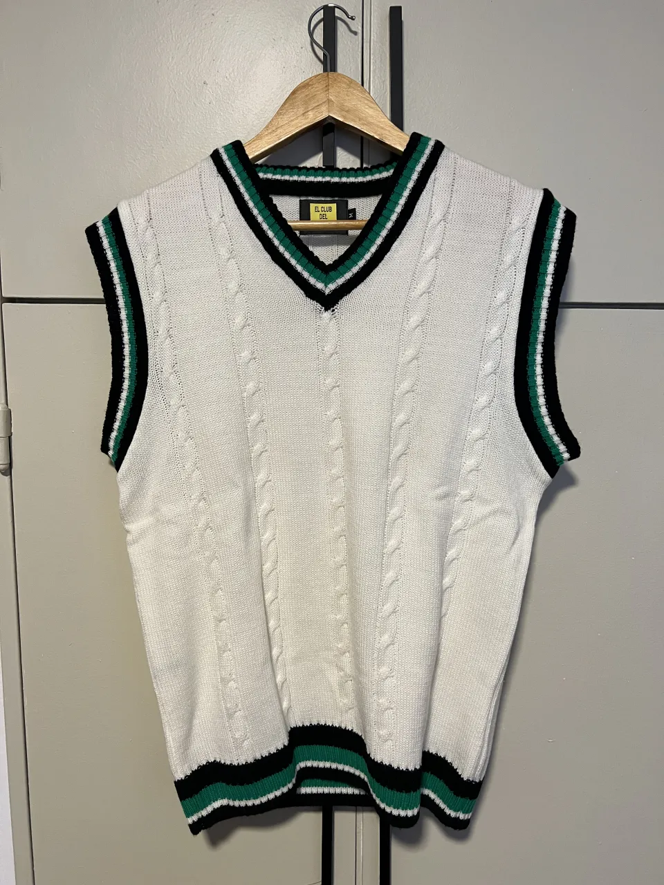 Sweater chaleco tejido blanco con detalles en verde y negro. Ideal para un look casual y preppy.
largo a hombro: 62
ancho axila a axila: 50