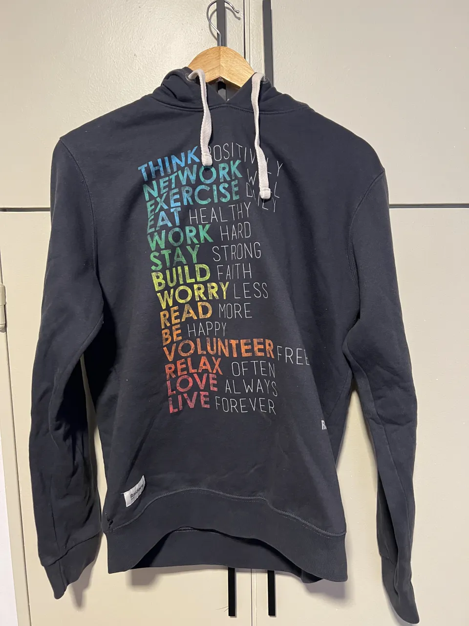 Buzo con capucha negro, con estampa en colores vibrantes. Ideal para un look casual y relajado.
largo: 62
ancho axila a axila: 52
mangas: bl