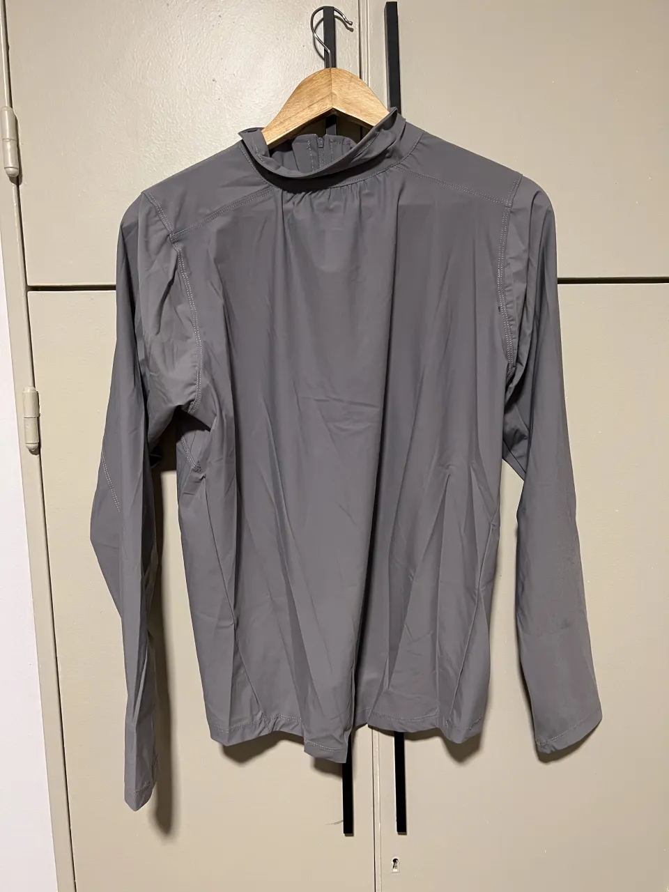 Buzo deportivo  gris con cuello alto y cierre en el frente. Ideal para entrenamientos o actividades al aire libre.
largo: 58
ancho axila a axila: 44
mangas: 58