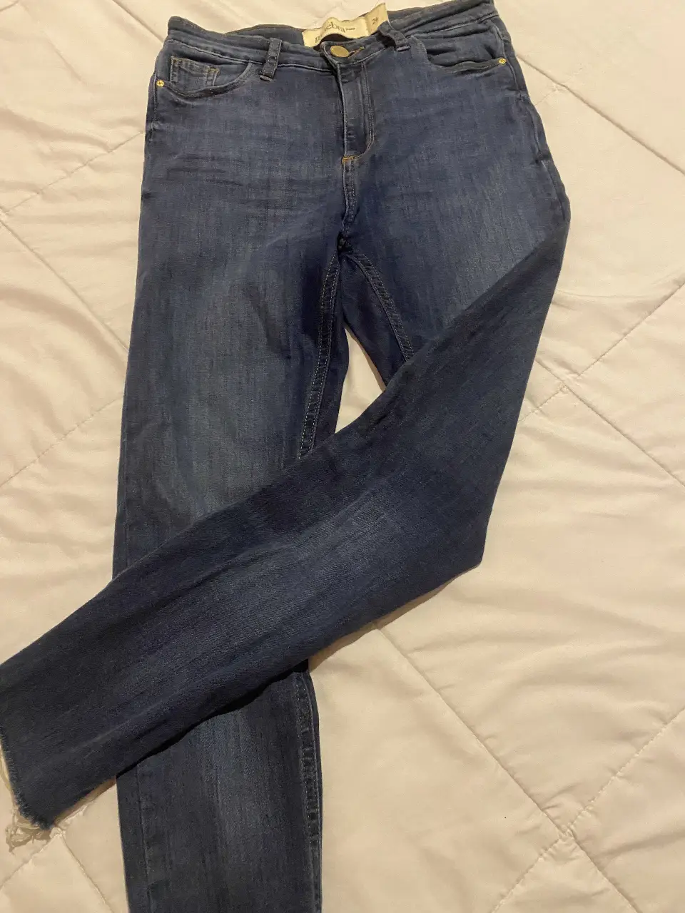 Jeans de mujer Ginebra, talle 26. Clásico corte recto, ideal para un look casual y versátil. Perfecto para combinar con cualquier outfit.