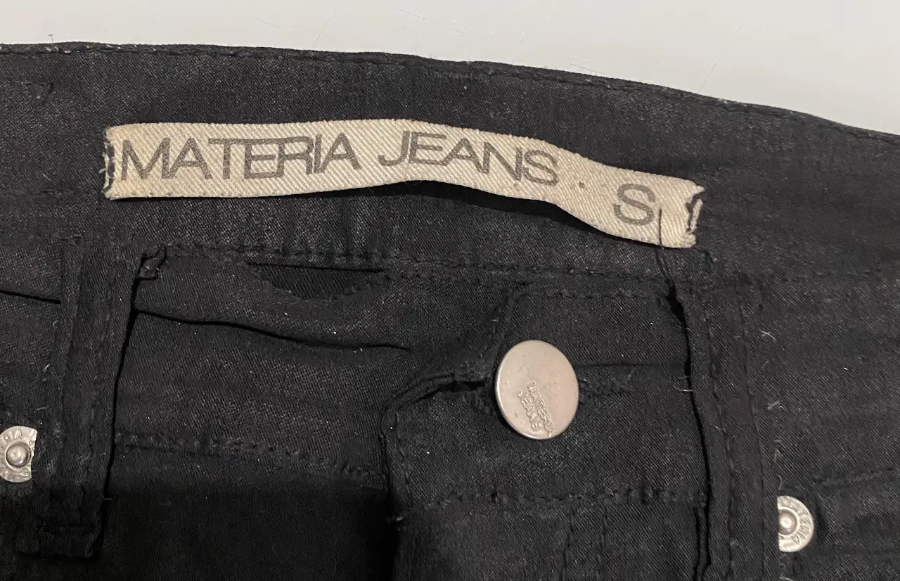 Pantalón de jean negro, tiro medio, con cierre en los tobillos. Marca Materia Jeans, talle S.