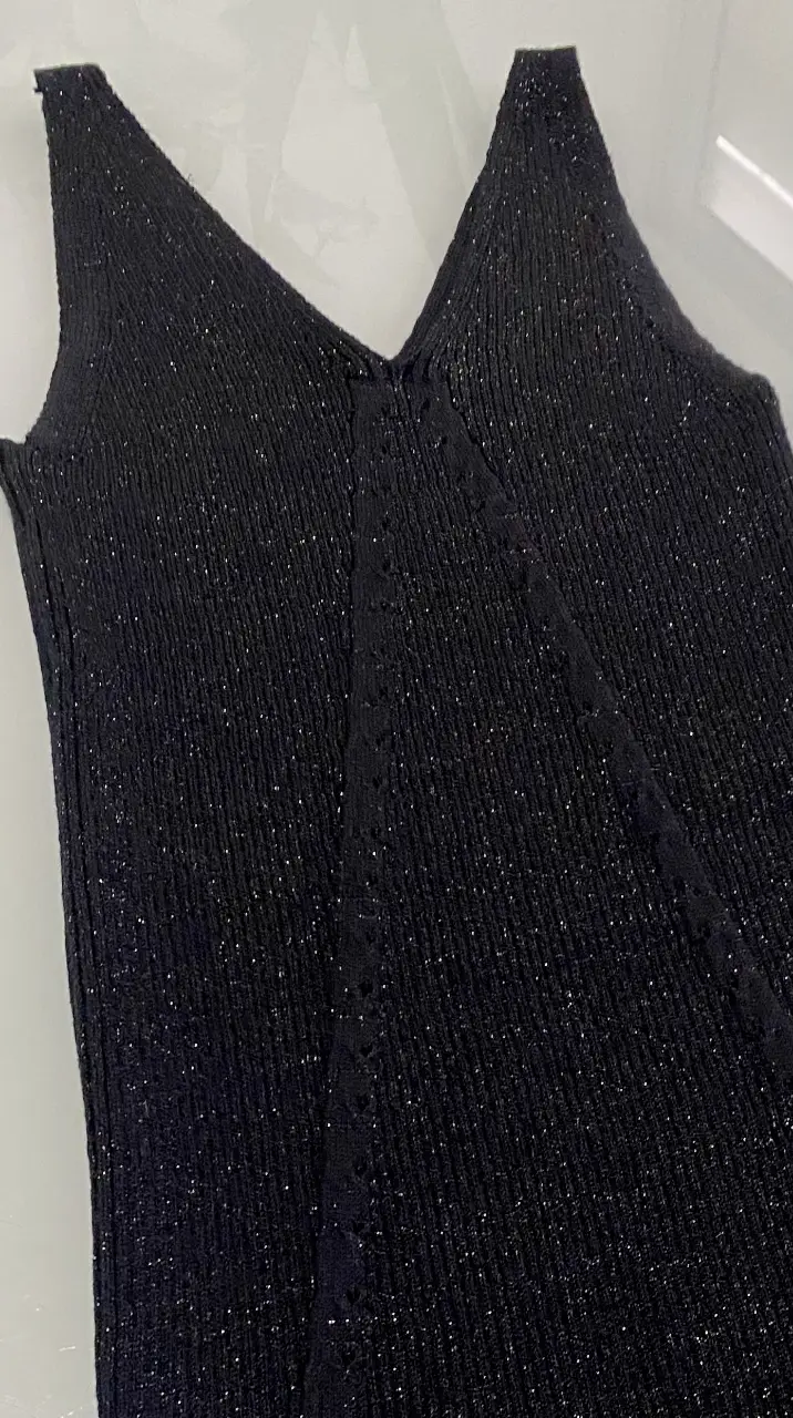 Vestido mini negro con brillos, ideal para una salida nocturna. Confeccionado en tejido de punto con escote en V.