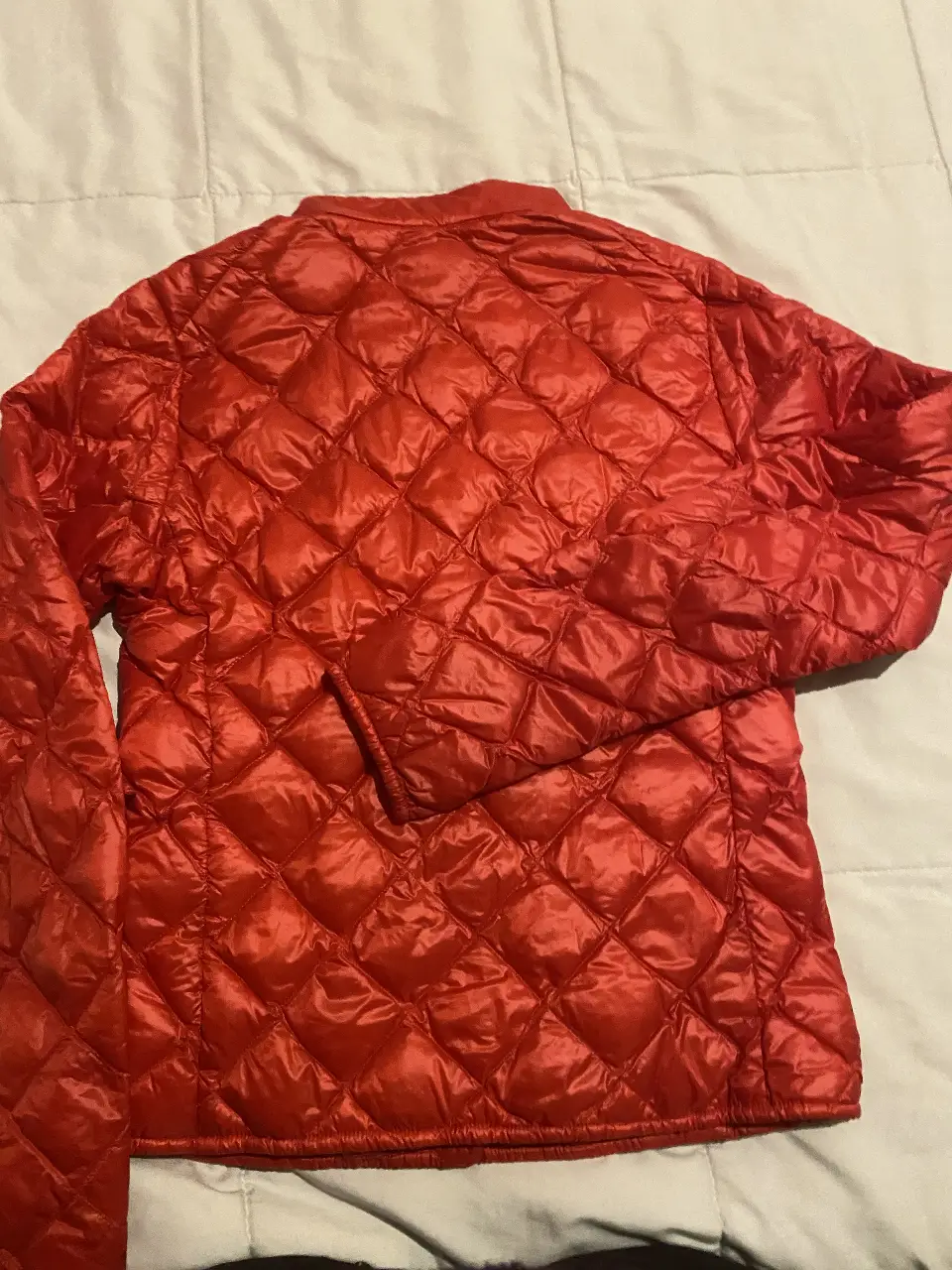 Campera de pluma roja, acolchada, de la marca Uniqlo, talle XS. Ideal para el invierno, abrigada y liviana.