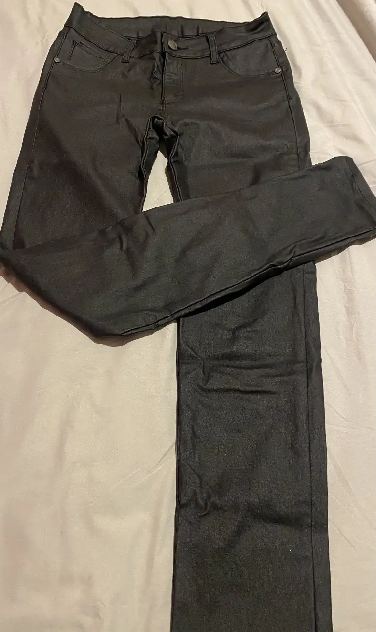 Pantalón de jean negro, tiro medio, con bolsillos delanteros y traseros. Talle 42.
