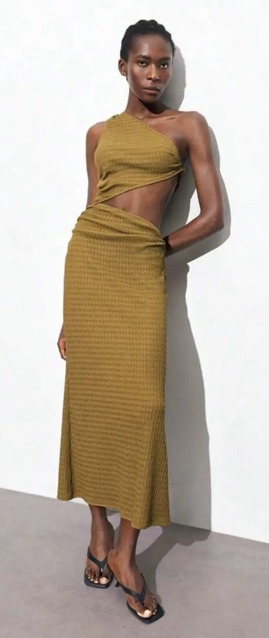 Vestido largo con un solo hombro y corte en la cintura. Confeccionado en un género texturizado y elastizado, ideal para un look moderno 