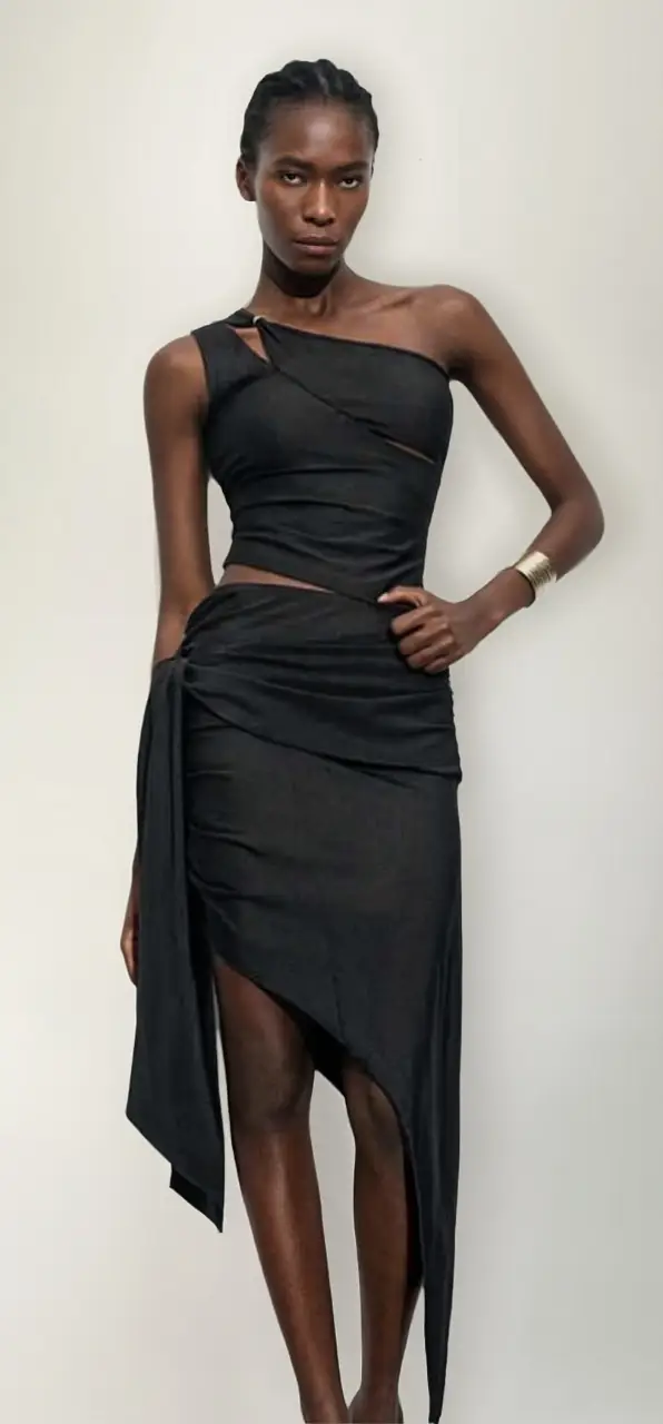 Vestido mini negro asimétrico con un solo hombro. Diseño moderno y elegante, ideal para eventos especiales o salidas nocturnas. Confeccionado con tela de alta calidad, este vestido ofrece un ajuste favorecedor y un estilo sofisticado.