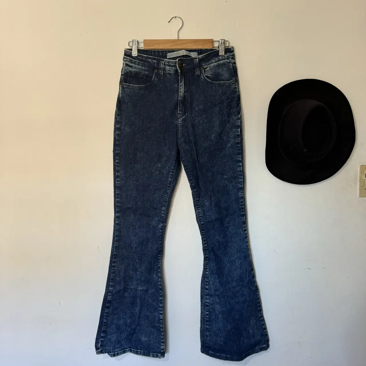 Jeans de mujer Material Jeans, modelo campana, tiro alto, con efecto gastado. Ideal para un look casual y moderno. Dos usos