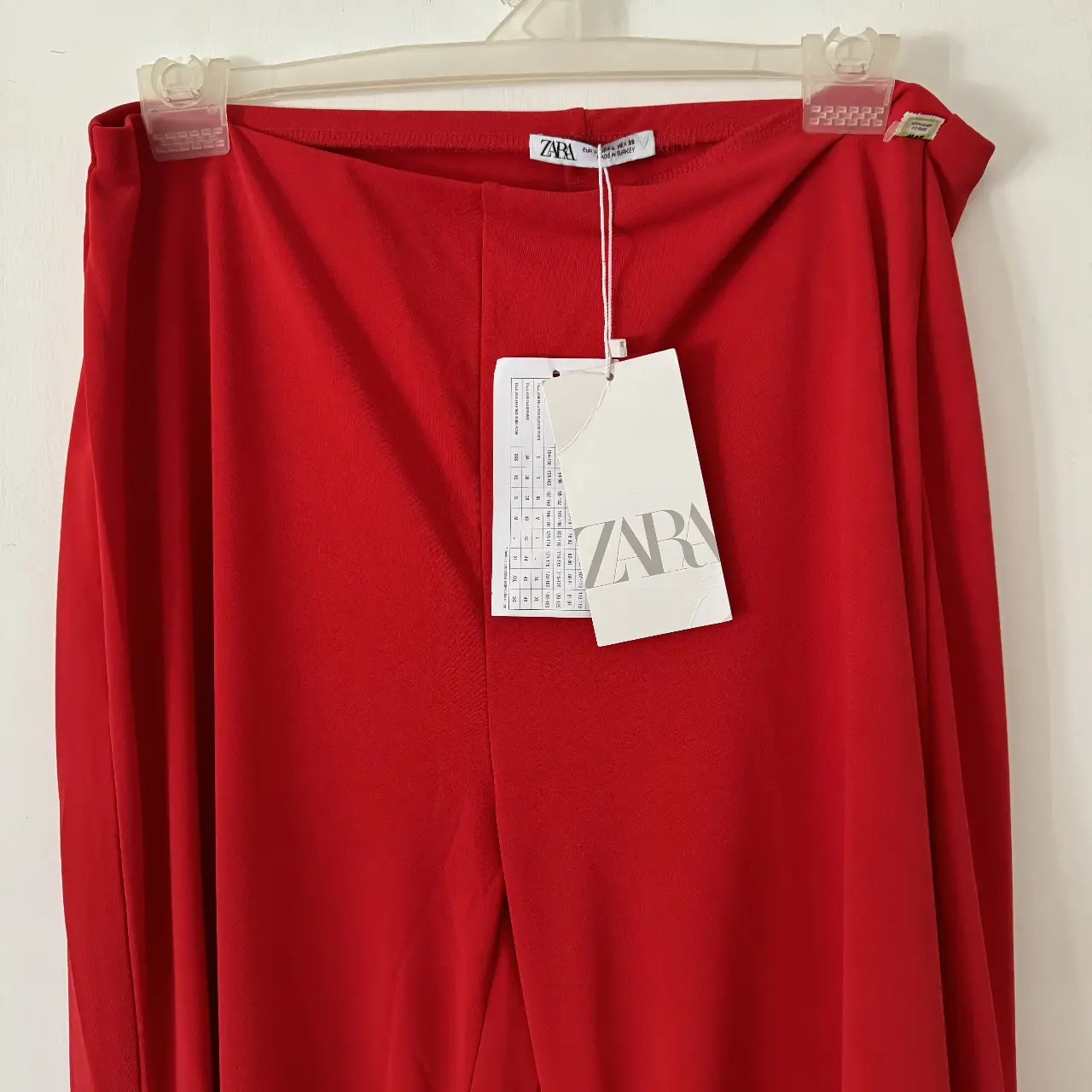 Pantalón sastrero rojo de Zara, talle L. Ideal para un look elegante y moderno.