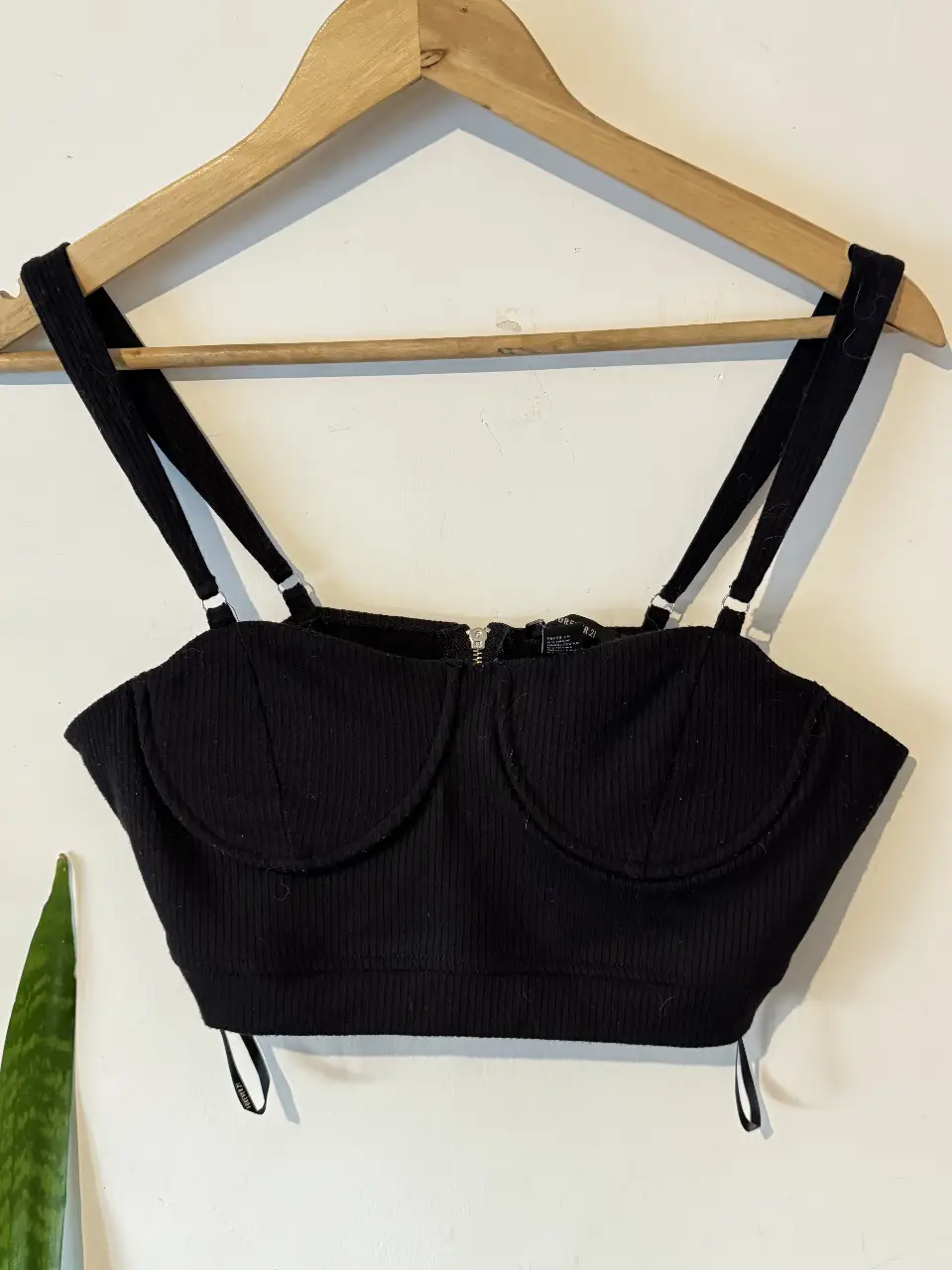 Top negro con breteles ajustables y cierre en la parte delantera. Ideal para un look moderno y versátil. FOREVER 21