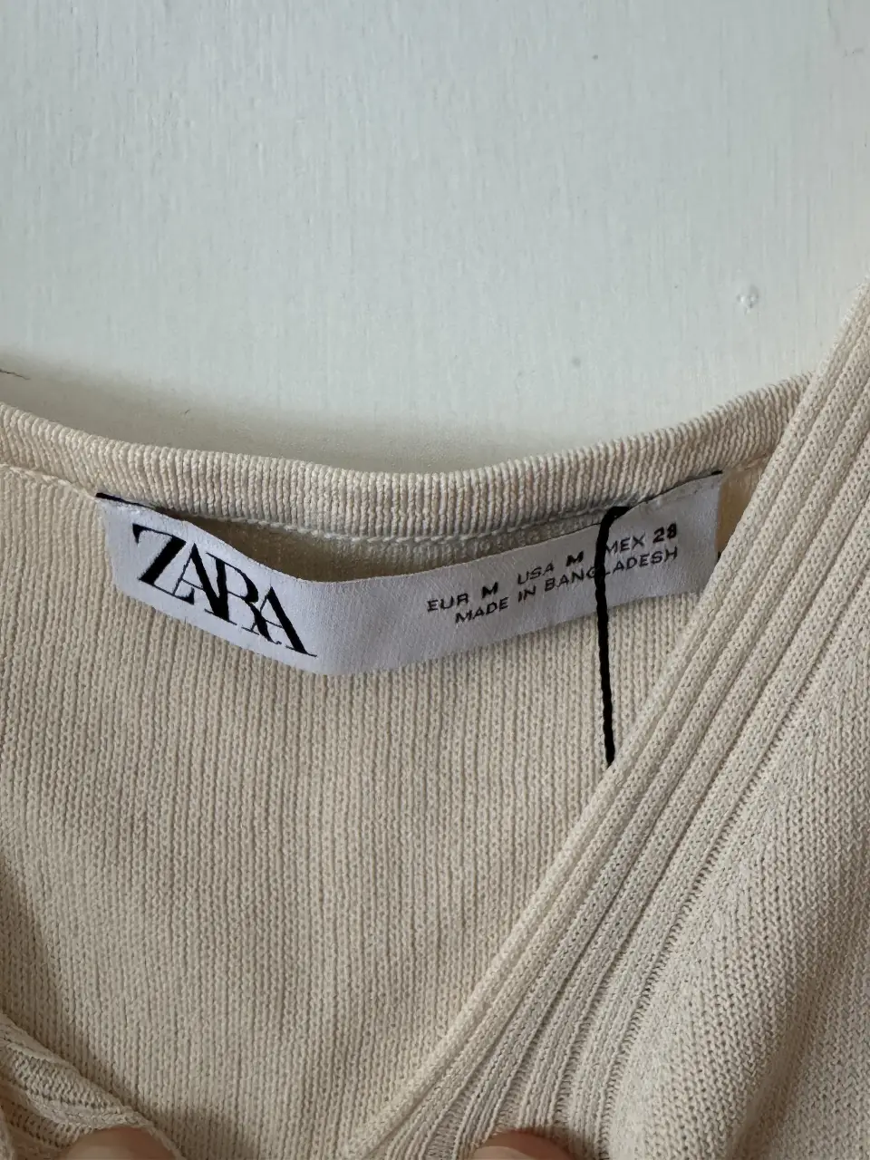 Top de mujer, tejido de punto, escote en V, sin mangas, ideal para combinar con pantalones de vestir o jeans.