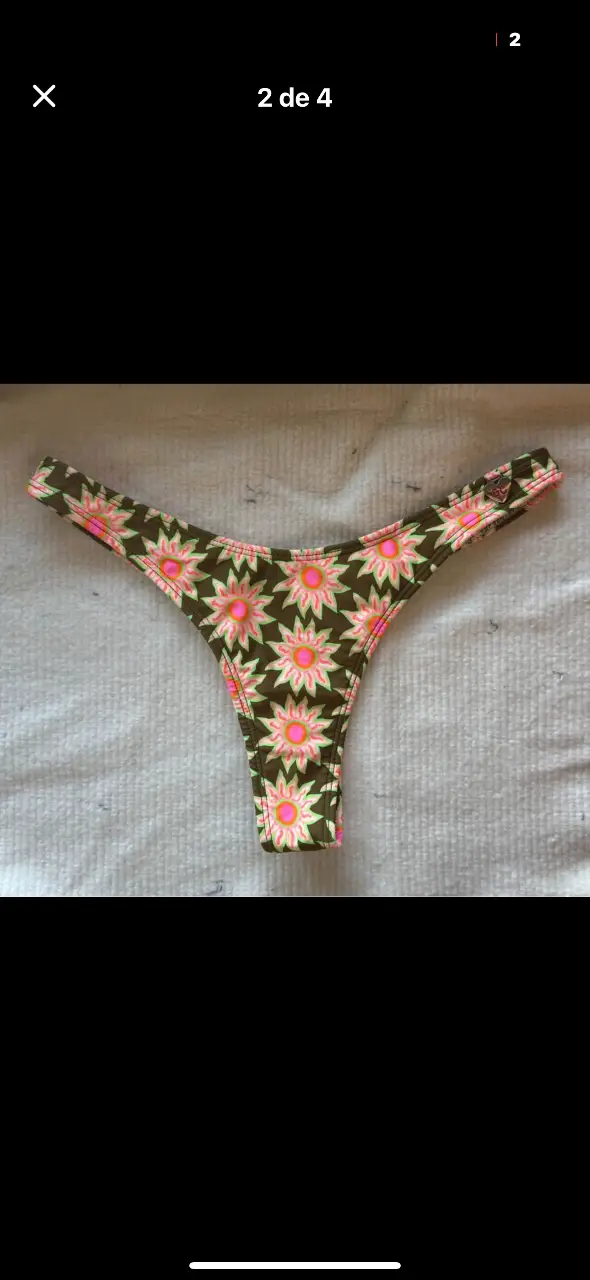 Bombacha de bikini Kiki Soleil con estampado floral en tonos verdes y rosas. Ideal para la playa o pileta.