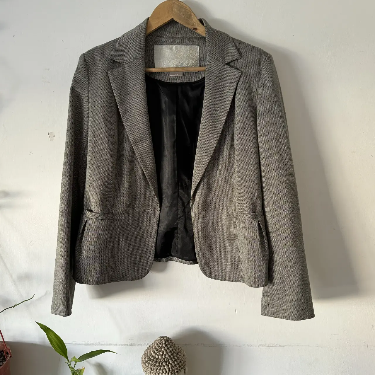Blazer gris de mujer, ideal para un look formal o de trabajo. Confeccionado en tela de calidad, este blazer ofrece un ajuste elegante y sofisticado. Perfecto para combinar con pantalones sastreros o faldas.