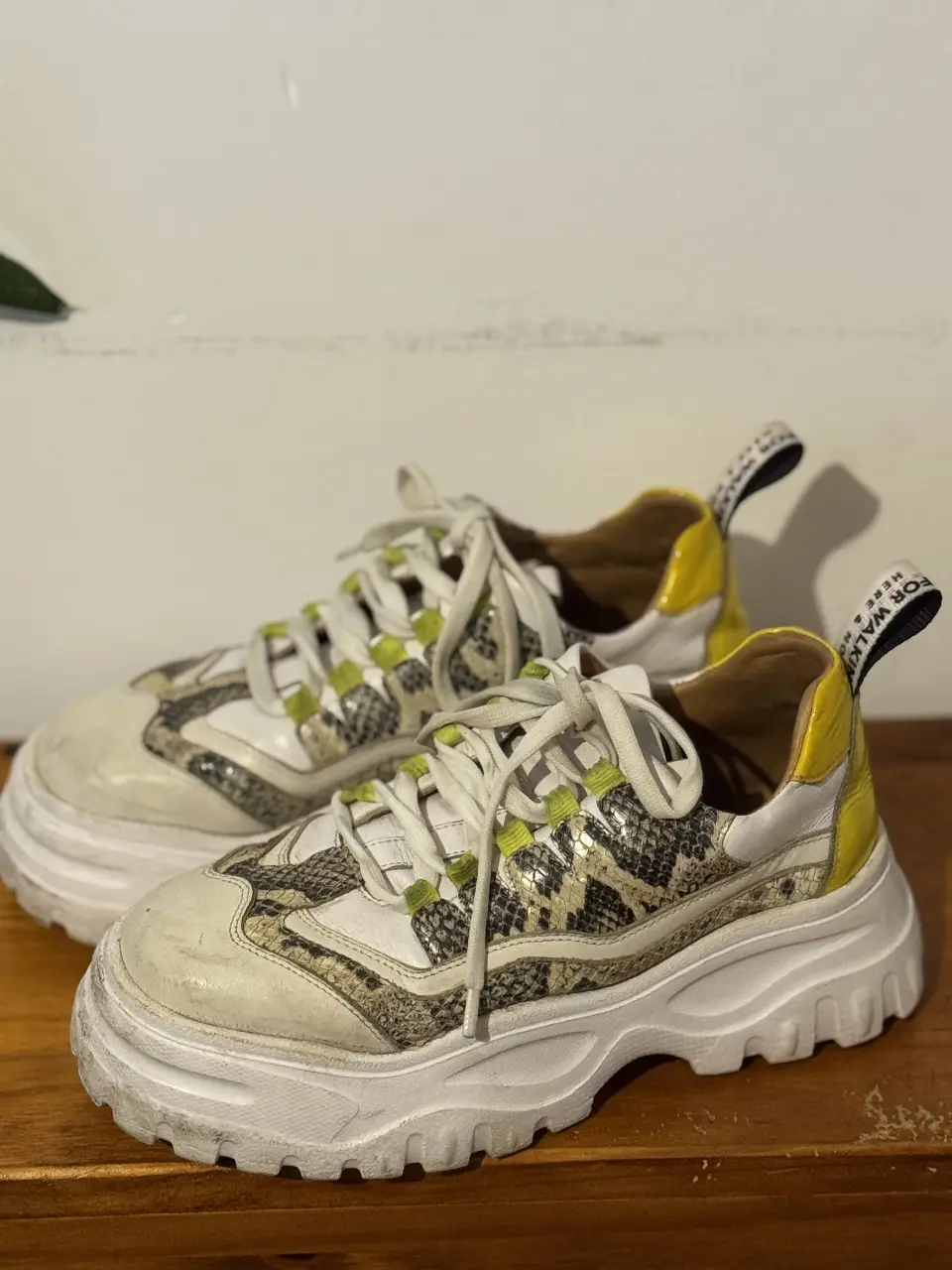 Zapatillas chunky con detalles de estampado símil piel de serpiente, cordones blancos y detalles en amarillo. Suela gruesa blanca. MARCA WILD LIKE ME