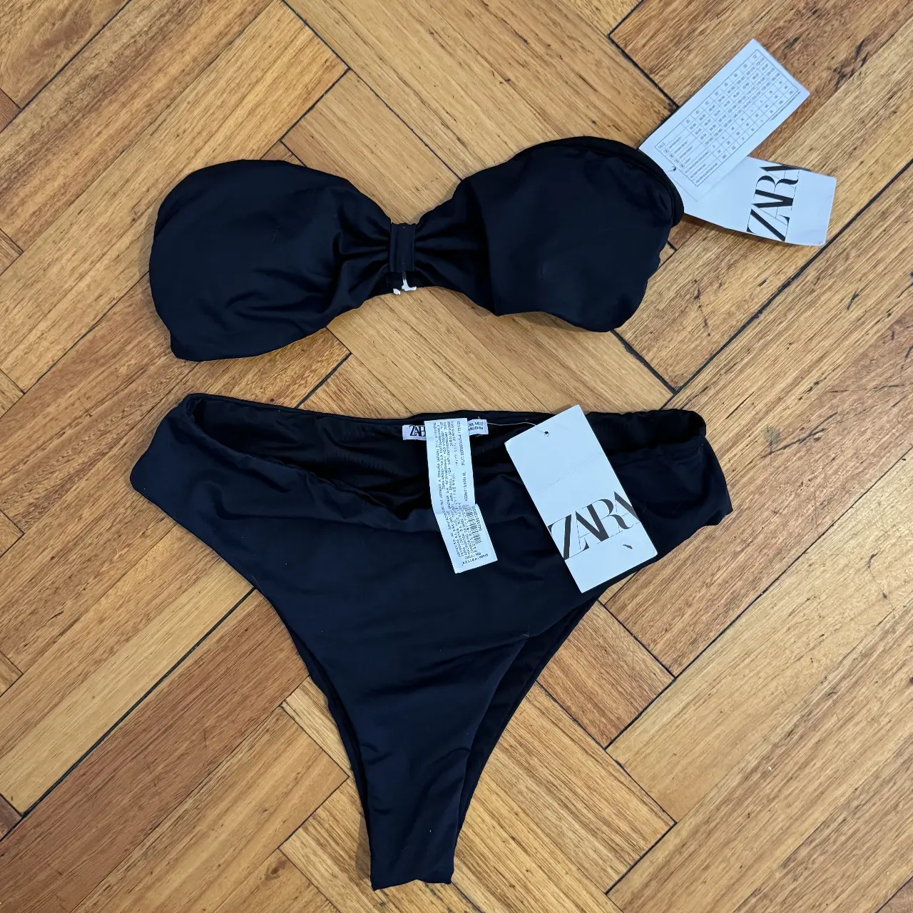 Conjunto de bikini negro de la marca Zara, con corpiño tipo bandeau y bombacha tiro alto. Ideal para la playa o pileta.