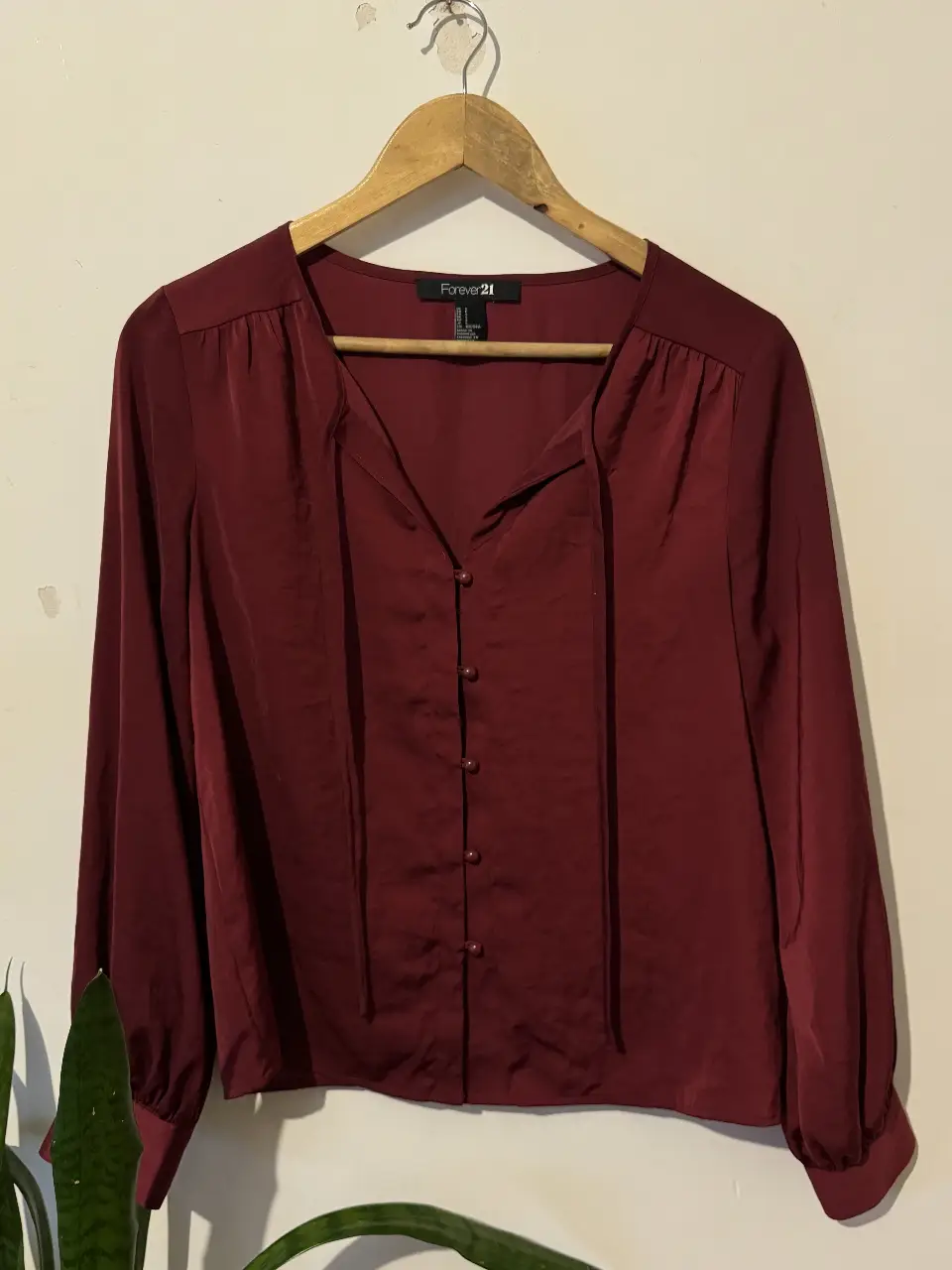 Blusa de manga larga color borgoña de Forever 21, con botones y lazo en el cuello. Ideal para un look elegante y sofisticado. (puede ir para un M)