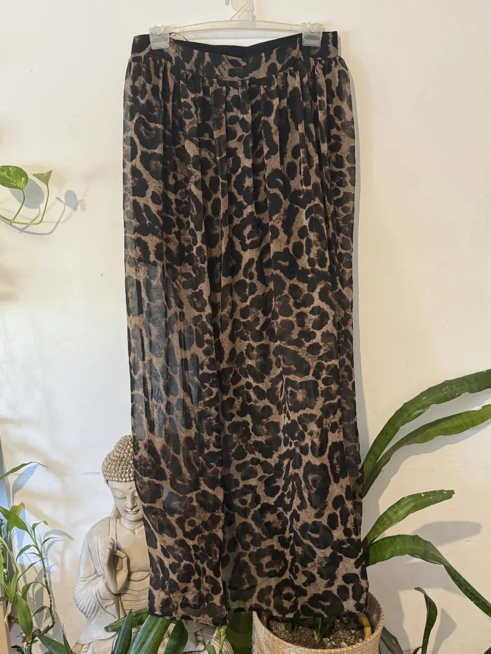 Pantalón suelto de mujer con estampado de leopardo. Ideal para un look casual y moderno. Marca Forever 21, talle M.