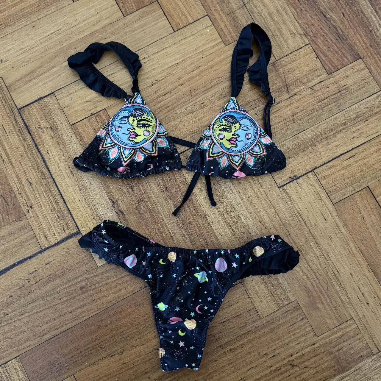 Conjunto de bikini con estampado de constelaciones y diseño de sol y luna. Ideal para la playa o pileta.