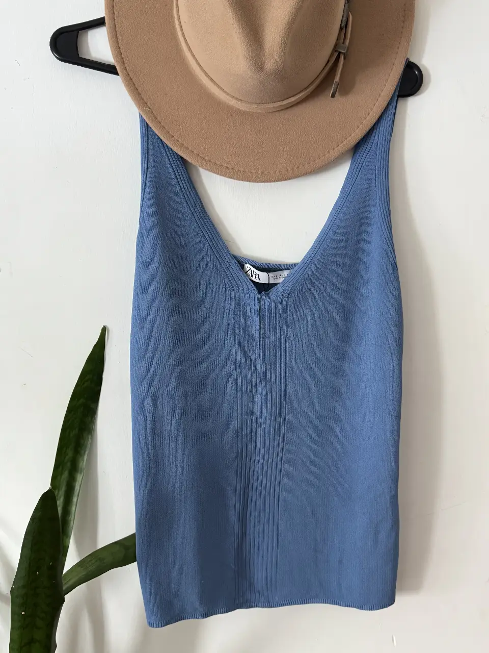 Musculosa de tejido de punto azul, con escote en V y detalle de costura central. Ideal para un look casual y fresco.