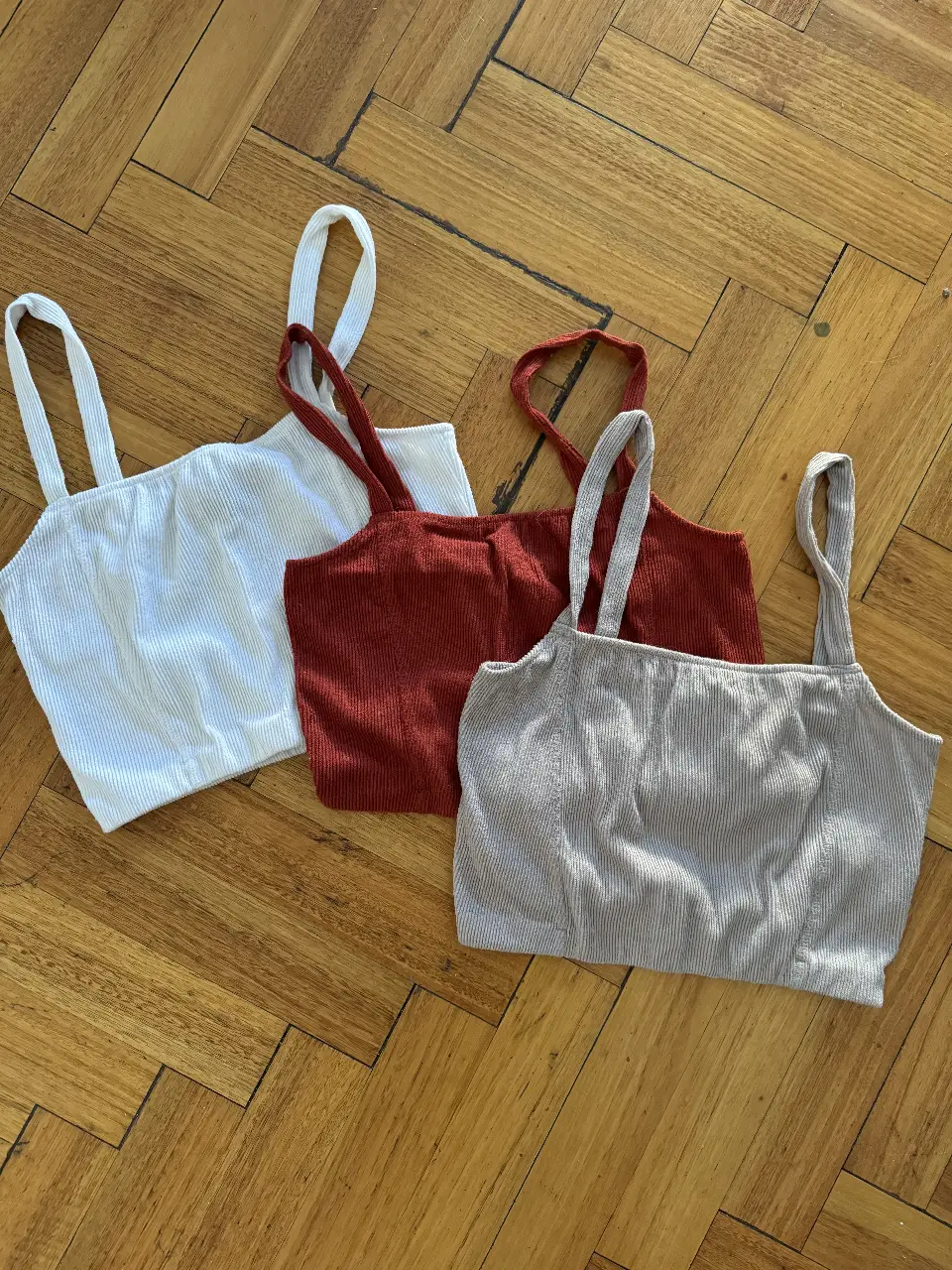 Tops de mujer, estilo musculosa con breteles, de corderoy. Disponibles en blanco, rojo y gris. Ideal para un look casual y cómodo. El precio es por las tres prendas.