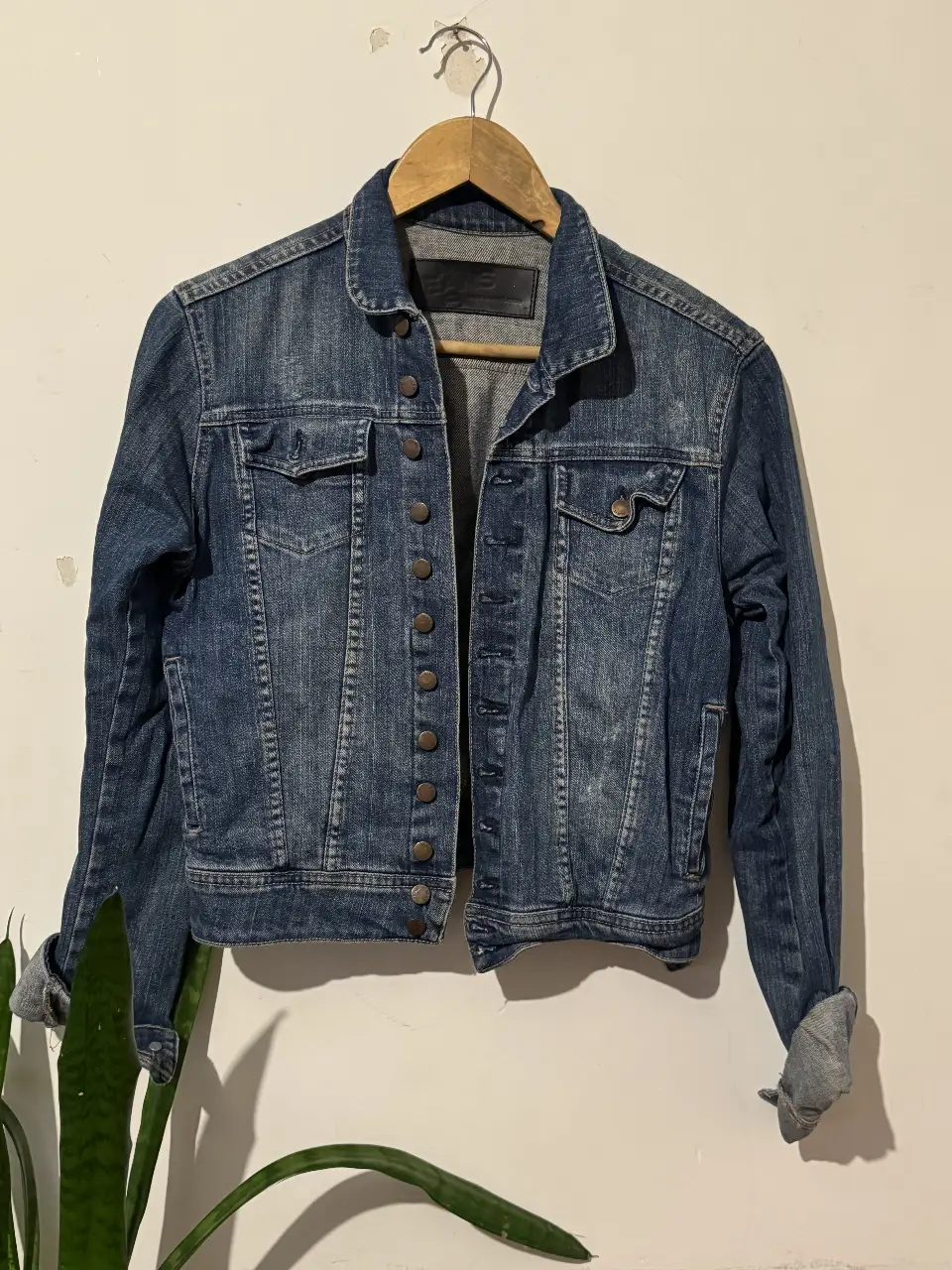 Campera de jean azul, con detalles de desgaste y botones. Ideal para un look casual y canchero.