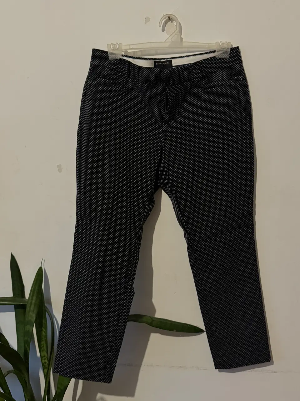 Pantalón sastrero de mujer Banana Republic, color negro con lunares blancos. Talle 2P, corte Sloan Fit, ideal para trabajo o eventos formales.