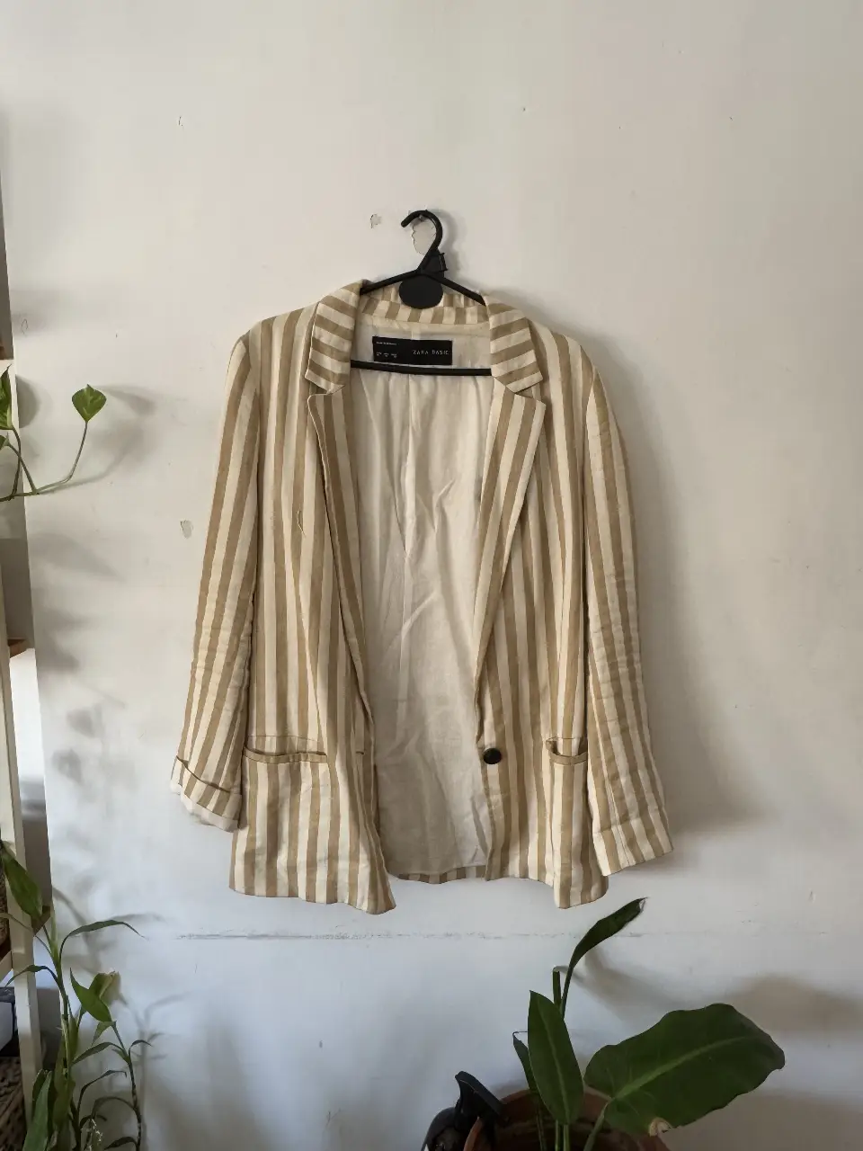 Blazer a rayas verticales en color crudo y khaki. Corte clásico con solapas y un botón. Marca Zara Basic, talle M.