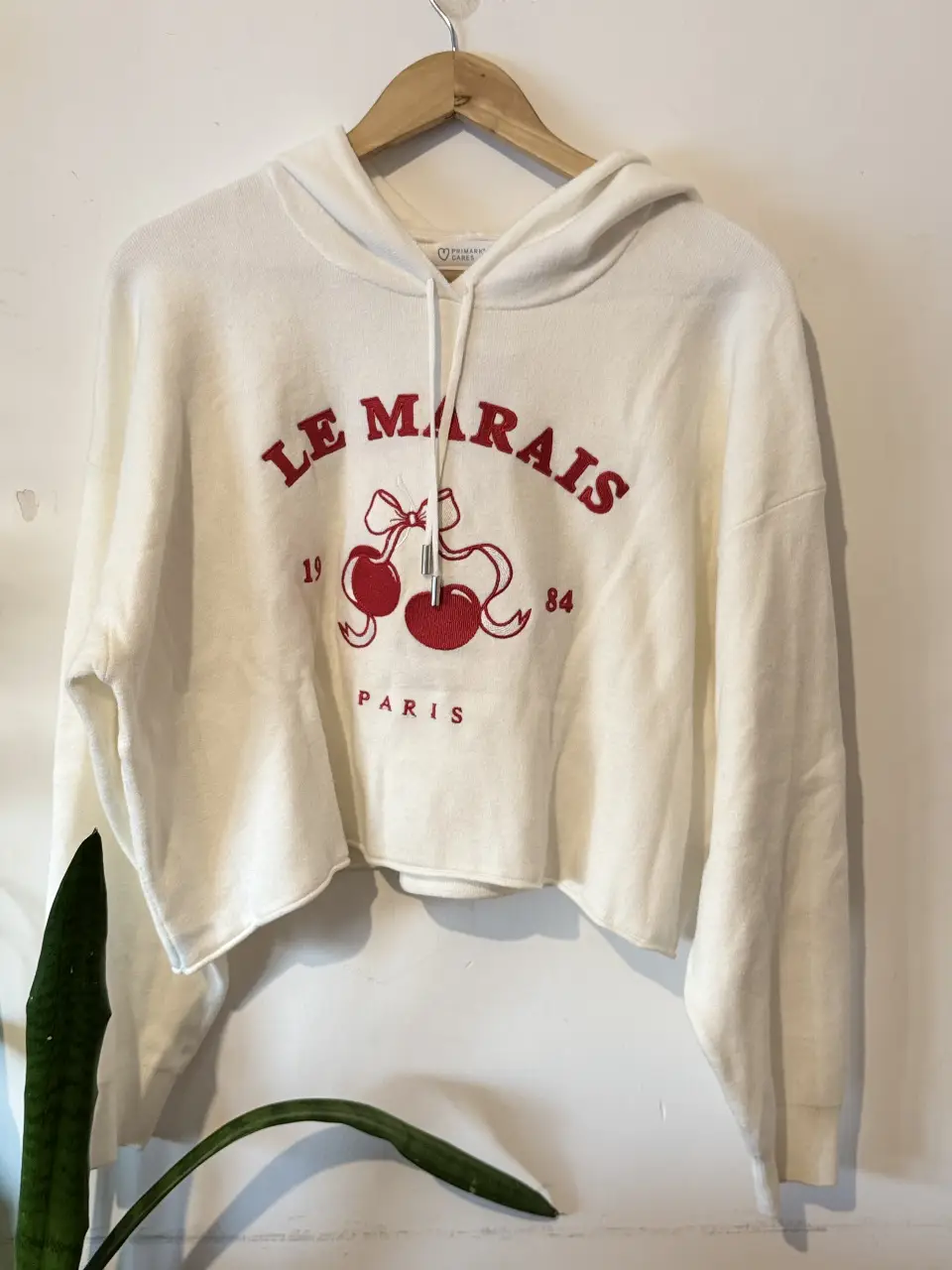 Buzo crop de algodón blanco con estampado "Le Marais Paris" en rojo. Ideal para un look casual y moderno. (Para L también Va)