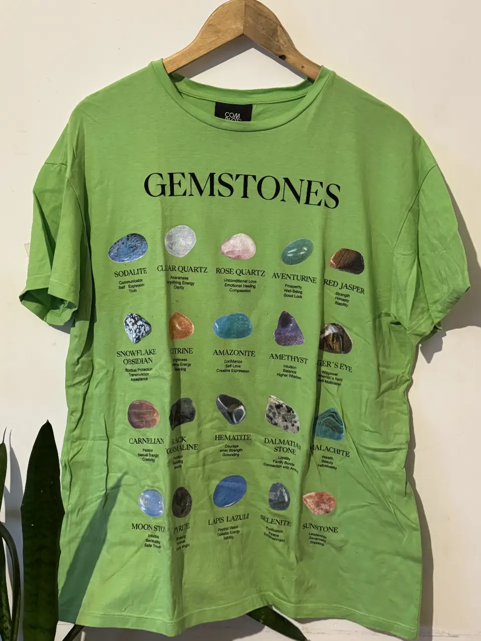 Remera verde con estampado de piedras preciosas y la palabra "GEMSTONES". Ideal para un look casual y cómodo. es OVERSIZED VA HASTA UN L