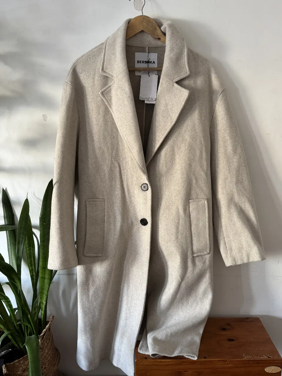 Sobretodo Bershka color crudo, con un botón y bolsillos delanteros. Ideal para el invierno, abrigo y estilo en una sola prenda. OVERSIZED