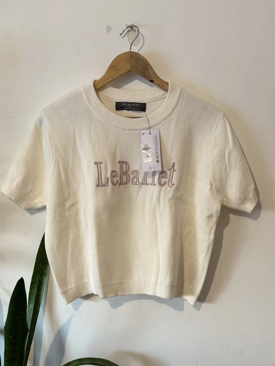 Remera de manga corta color crudo con bordado "LeBallet" en color rosa. Ideal para un look casual y cómodo.