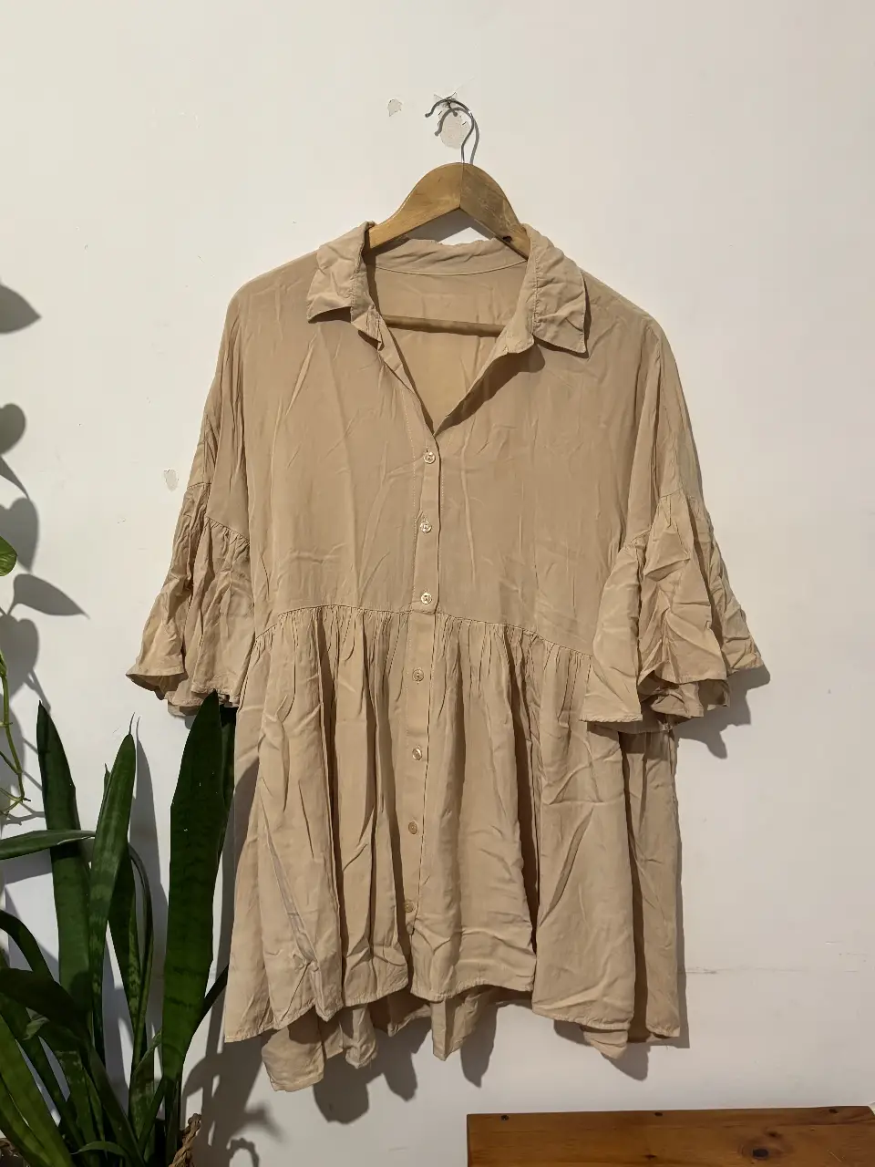 Blusa holgada de color crudo con mangas amplias y detalles de volantes. Ideal para un look casual y cómodo. Va para L también porque es suelto.