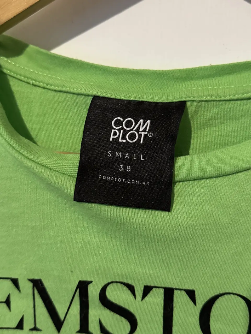 Remera COM PLOT - Vista 3