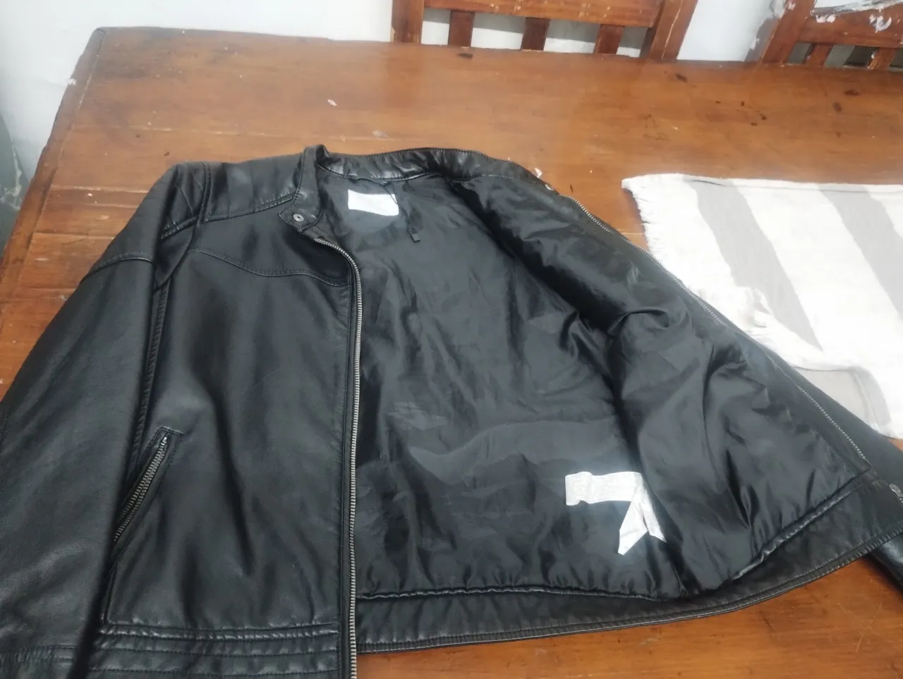 Campera biker de cuero sintético para hombre, con cierre y bolsillos. Ideal para un look moderno y canchero.