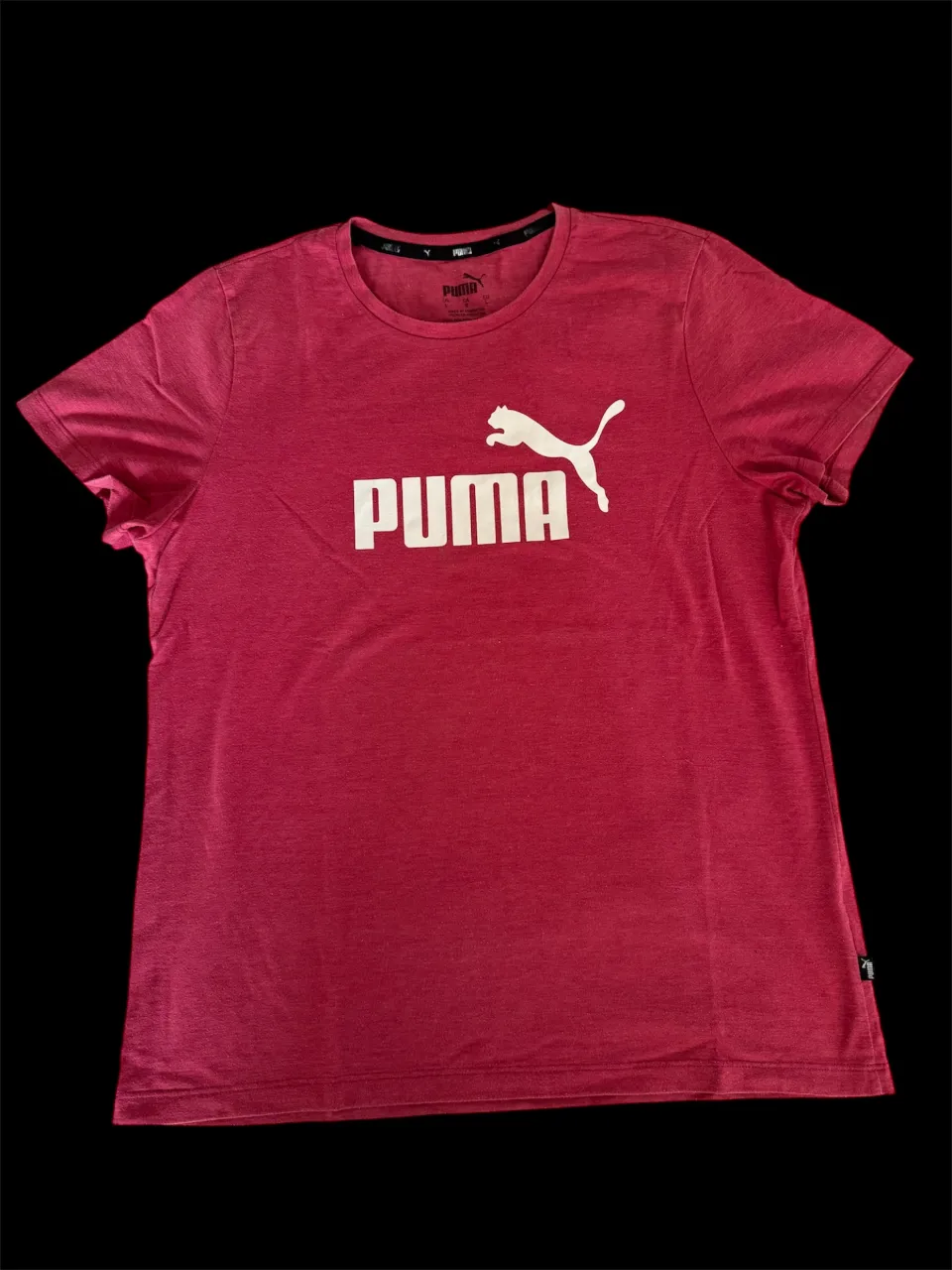Remera de algodón color fucsia con estampa del logo de Puma en blanco. Ideal para el día a día o para entrenar. Es un talle L bastante chico.