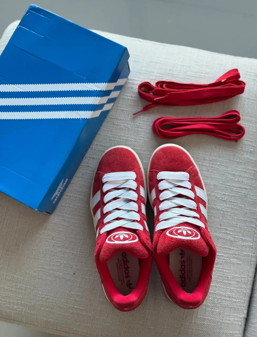Zapatillas Adidas Campus rojas. Incluye cordones blancos y rojos adicionales. Talle 41.