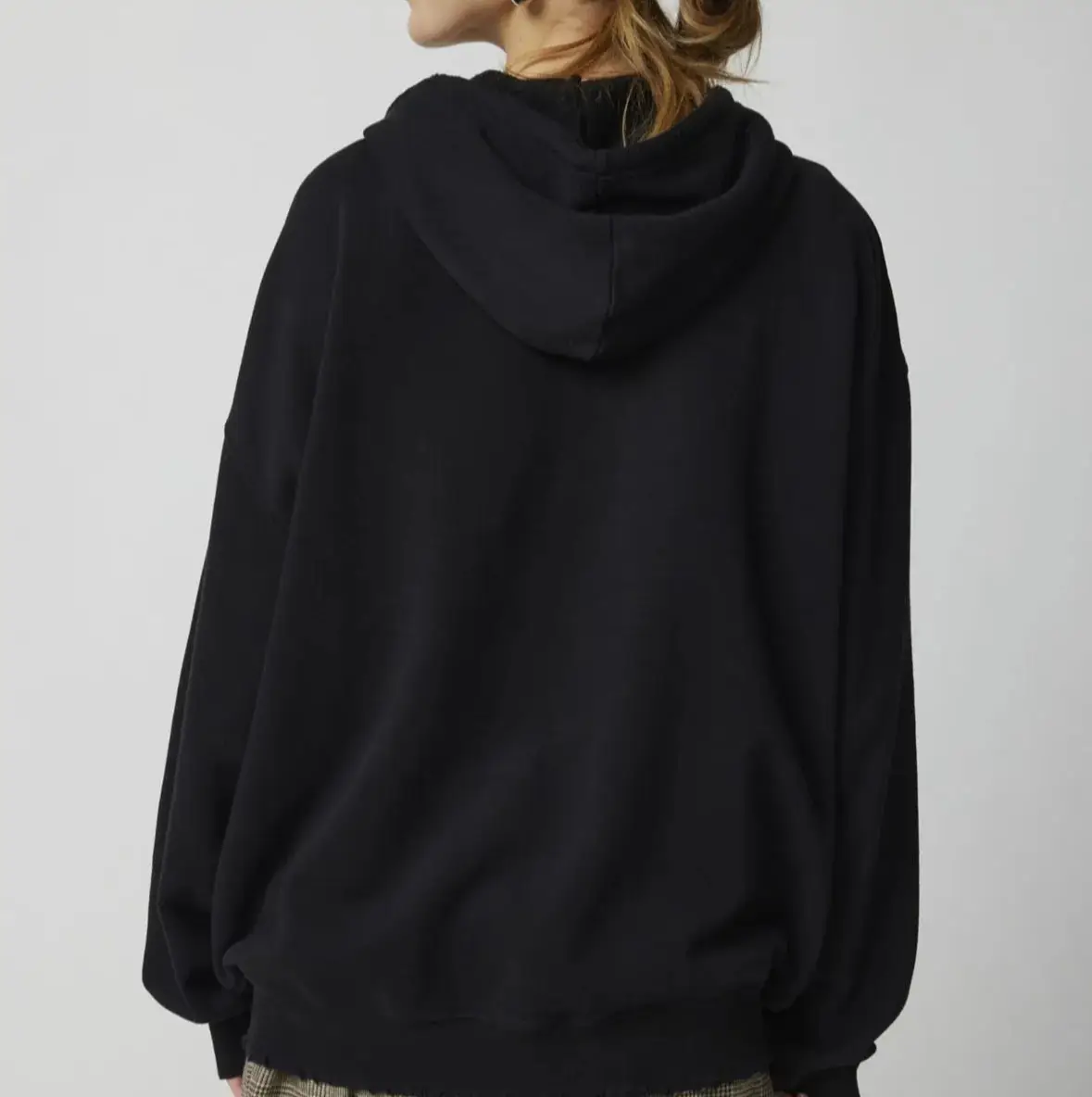 Buzo Urban Outfitters - Vista 2