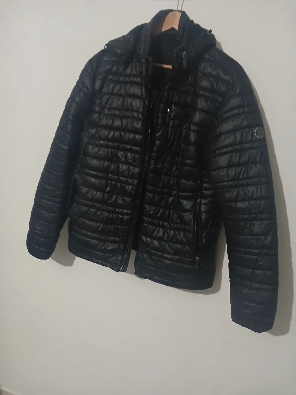 Campera negra acolchada con capucha.
solo le falta el cierre 